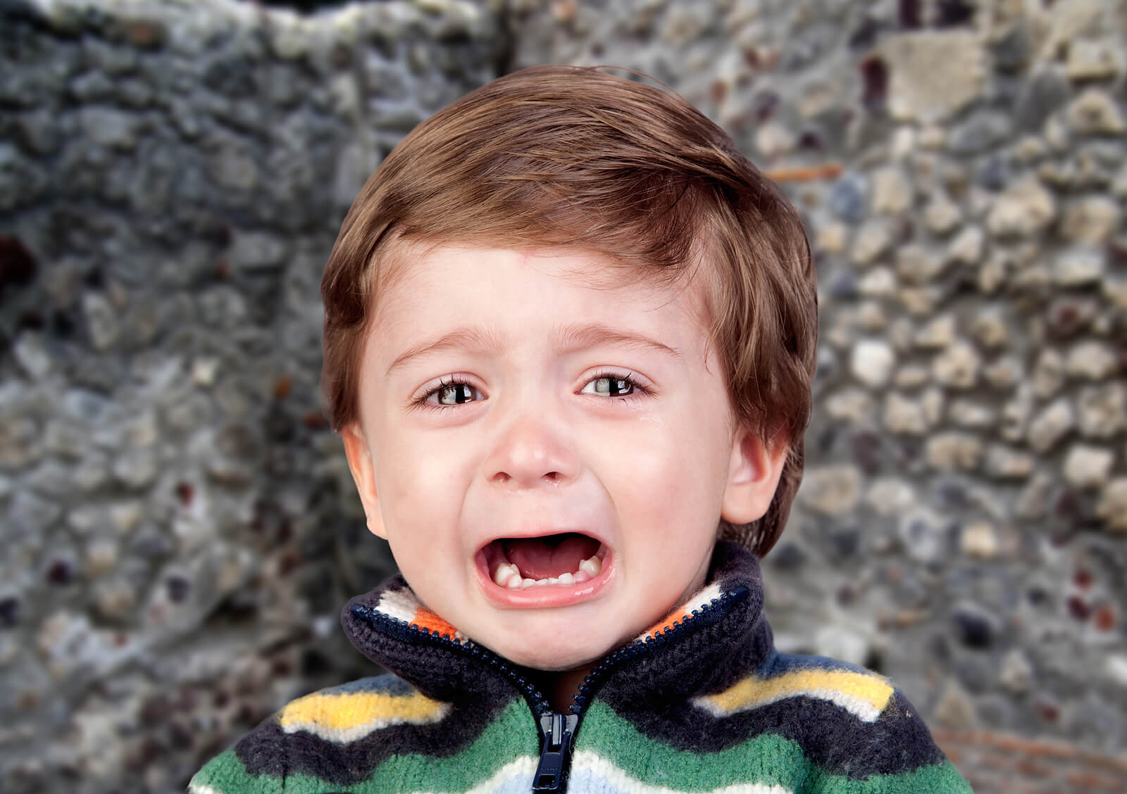 Niño teniendo una rabieta en público.