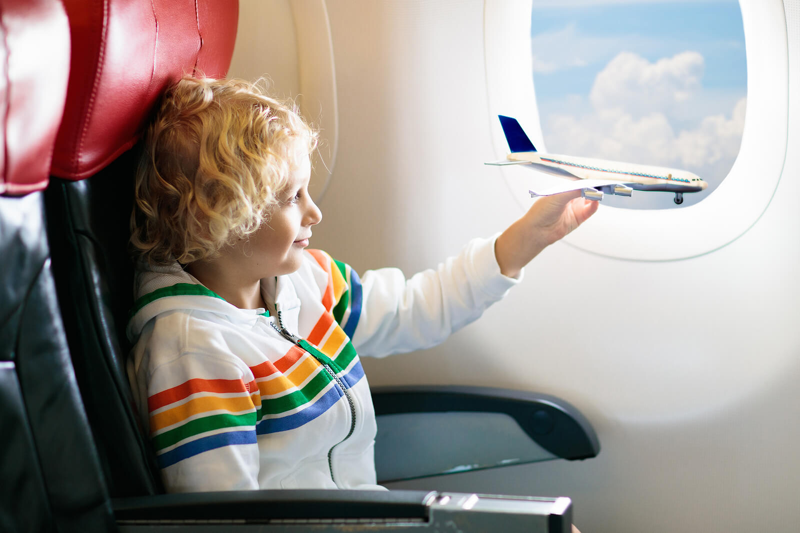 Niño viajando en avión.