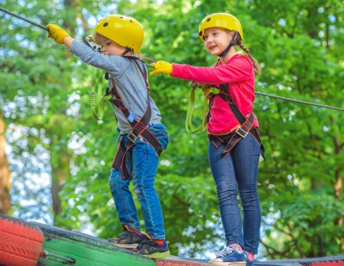 Niños viviendo aventuras fuera de su zona de confort.