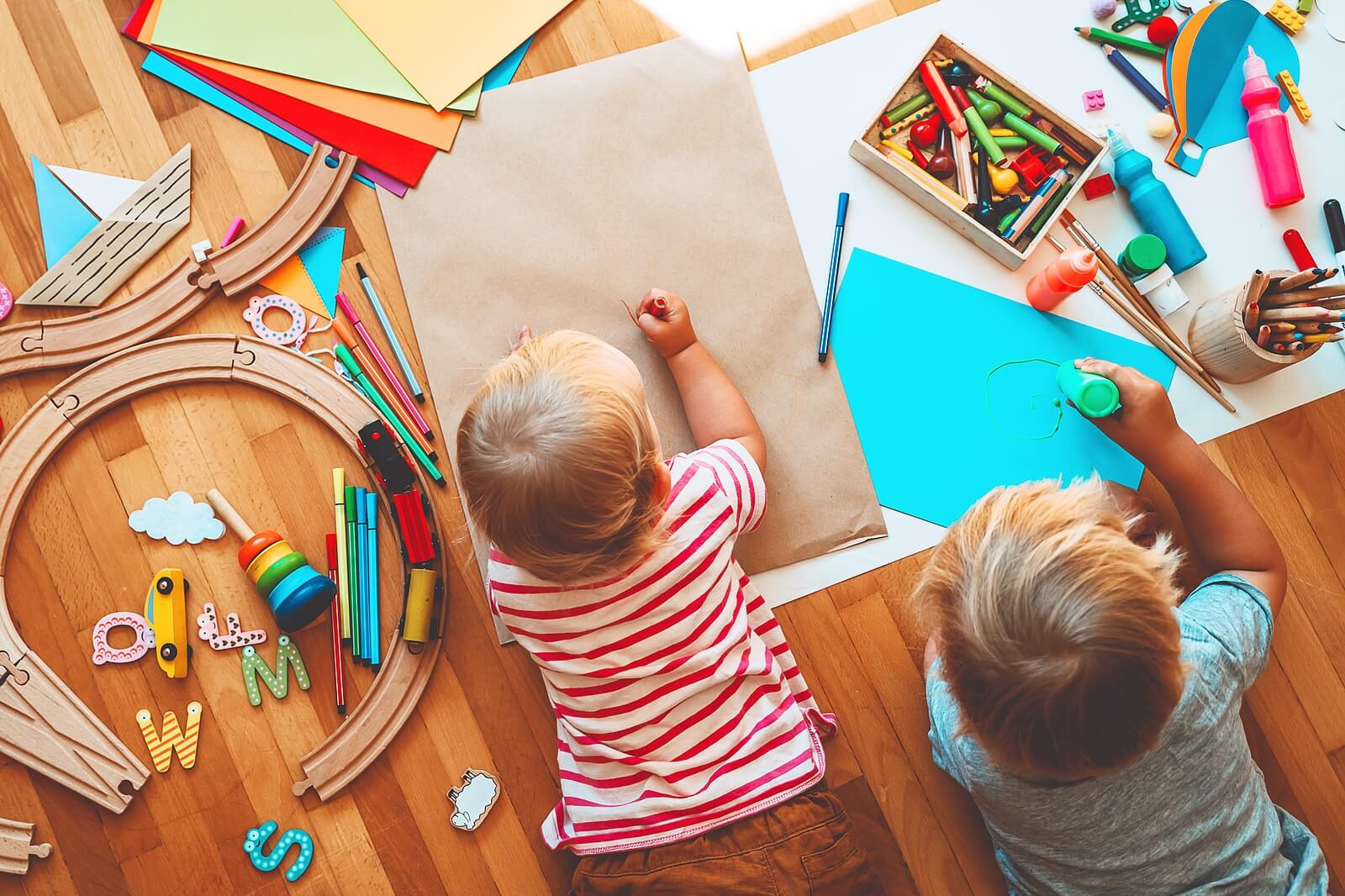 Niños explotando su creatividad.