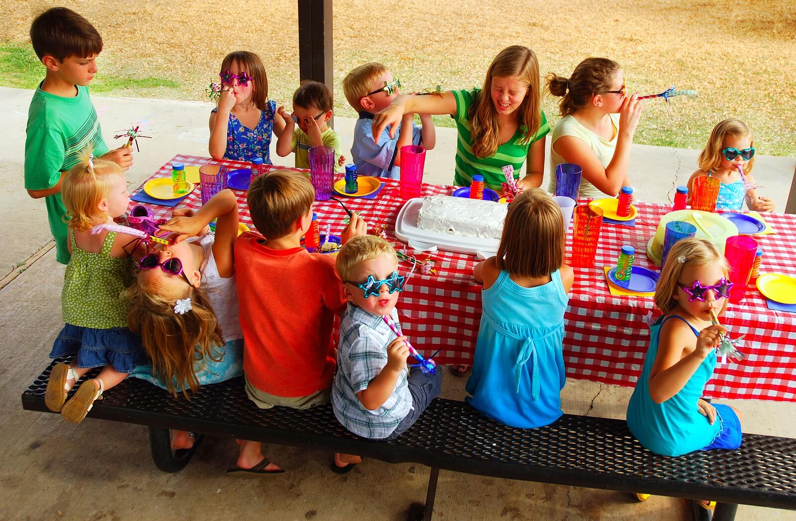 Niños celebrando una fiesta de cumpleaños con sus compañeros de clase.
