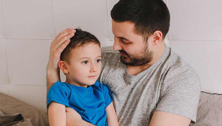 Padre hablando con su hijo para saber cómo interpretan los niños sus palabras.