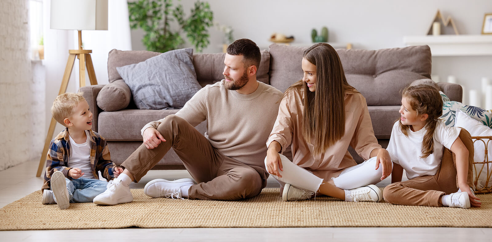 Padres hablando con sus hijos sobre sus partes íntimas con naturalidad.