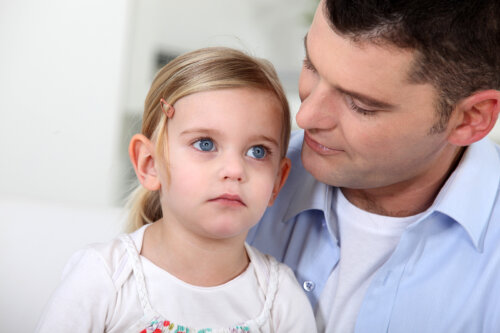 Padre hablando con su hija porque sabe que puede hacer las cosas por sí misma.