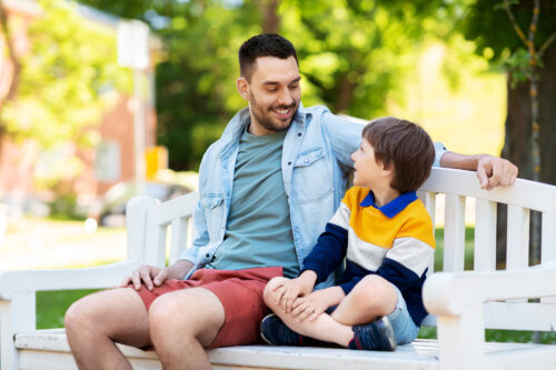 Padre hablando con su hijo sobre su futuro.