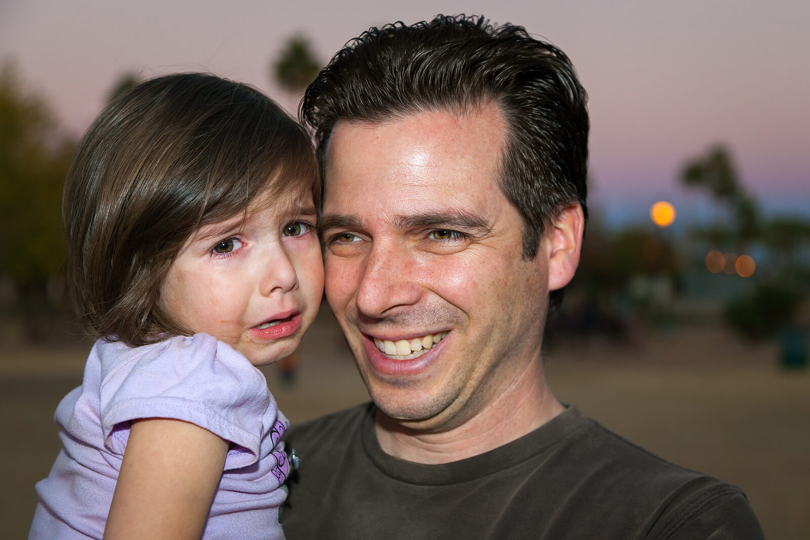 Padre sobreprotector con su hija.