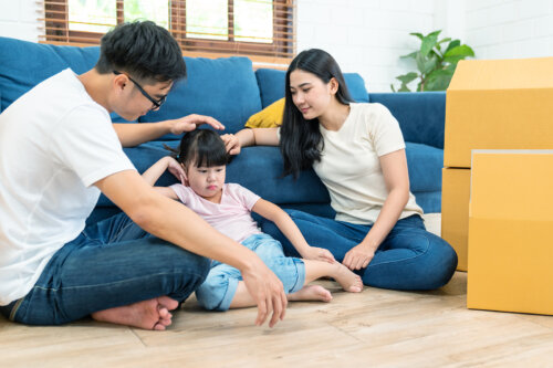 Padres hablando con su hija sobre madurez emocional.