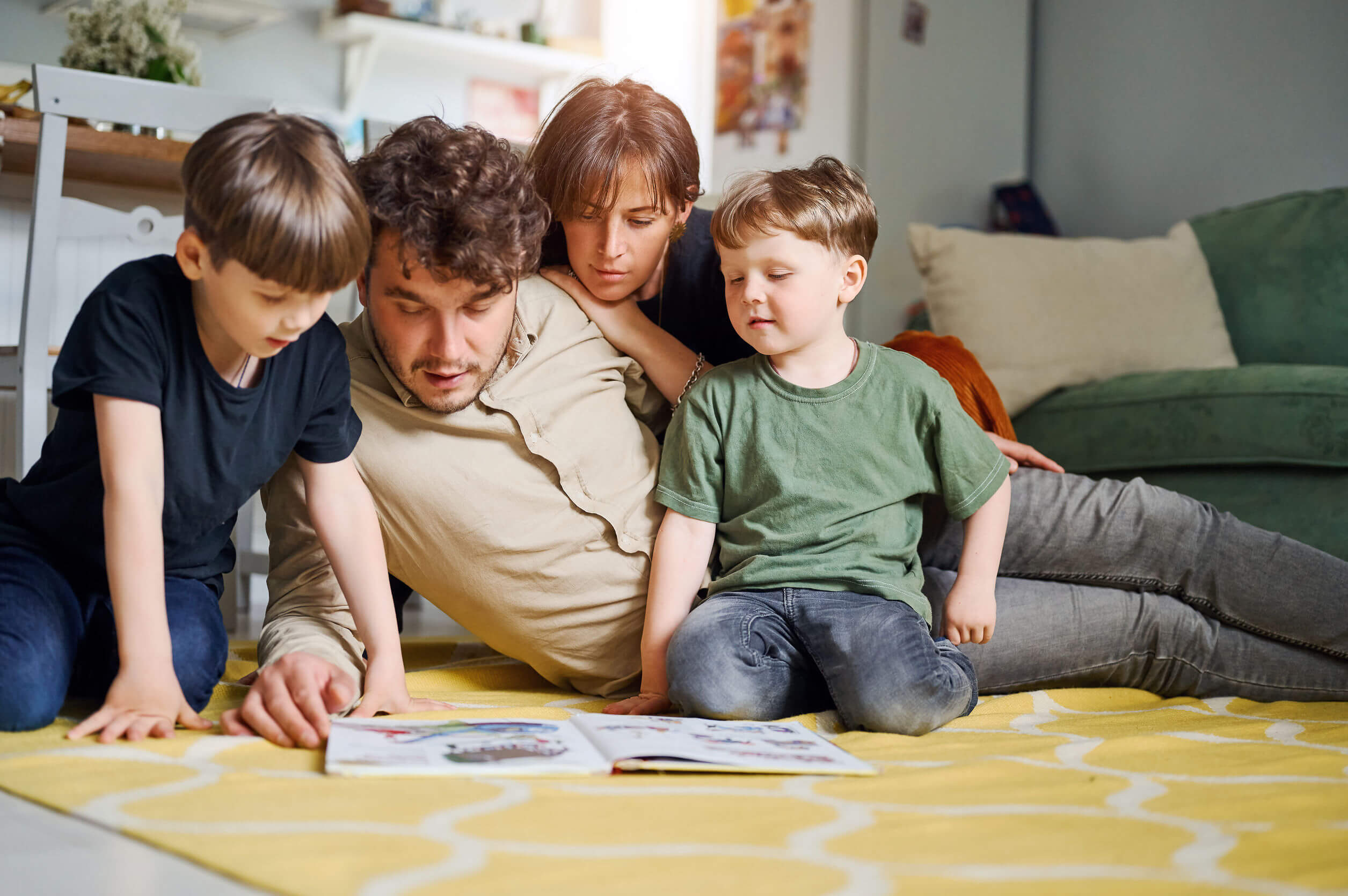 Padres pasando tiempo con sus niños porque es lo que sus hijos esperan de ellos.