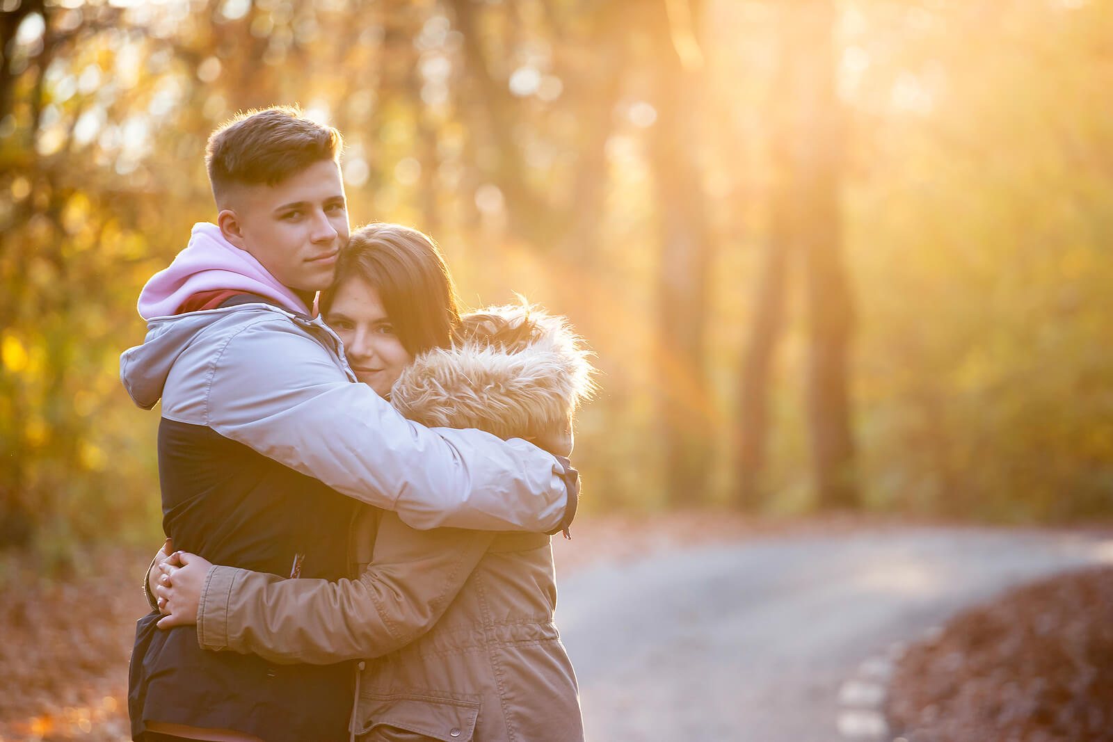 Pareja con dependencia emocional en la adolescencia.