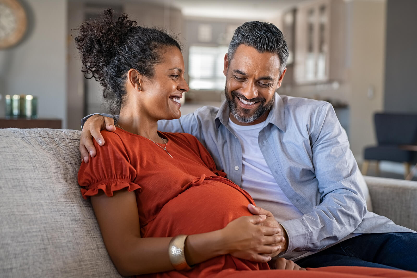 Une femme enceinte et son partenaire heureux.