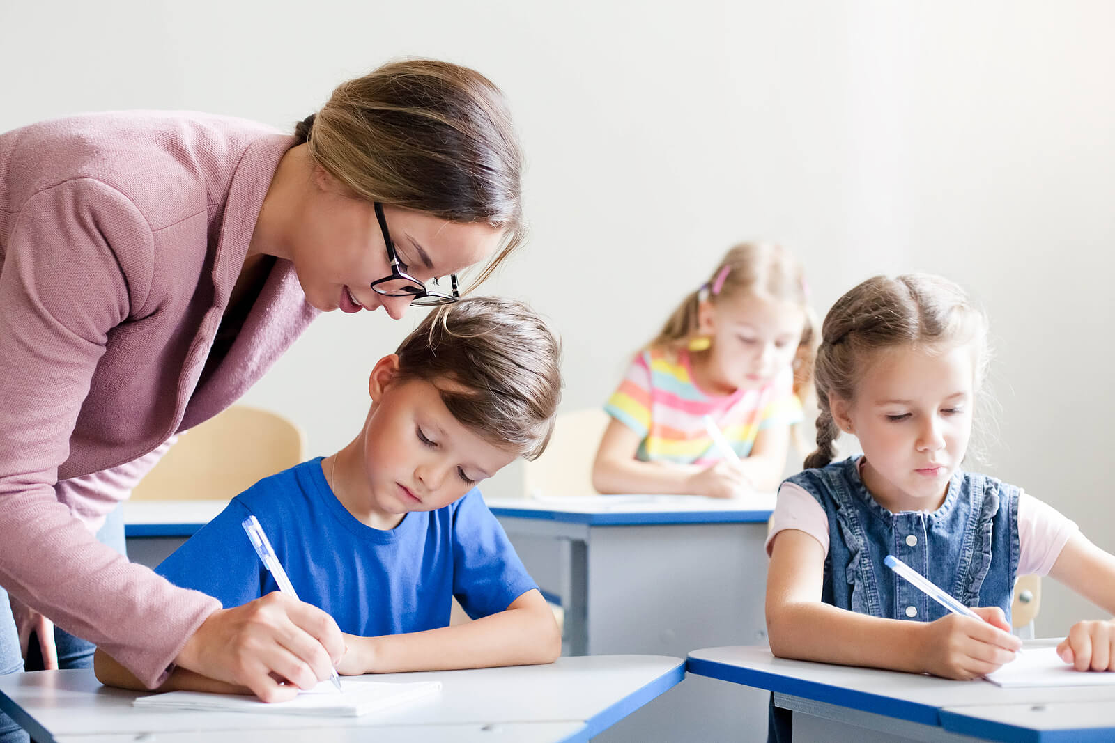 Enseignante aidant ses élèves en classe.