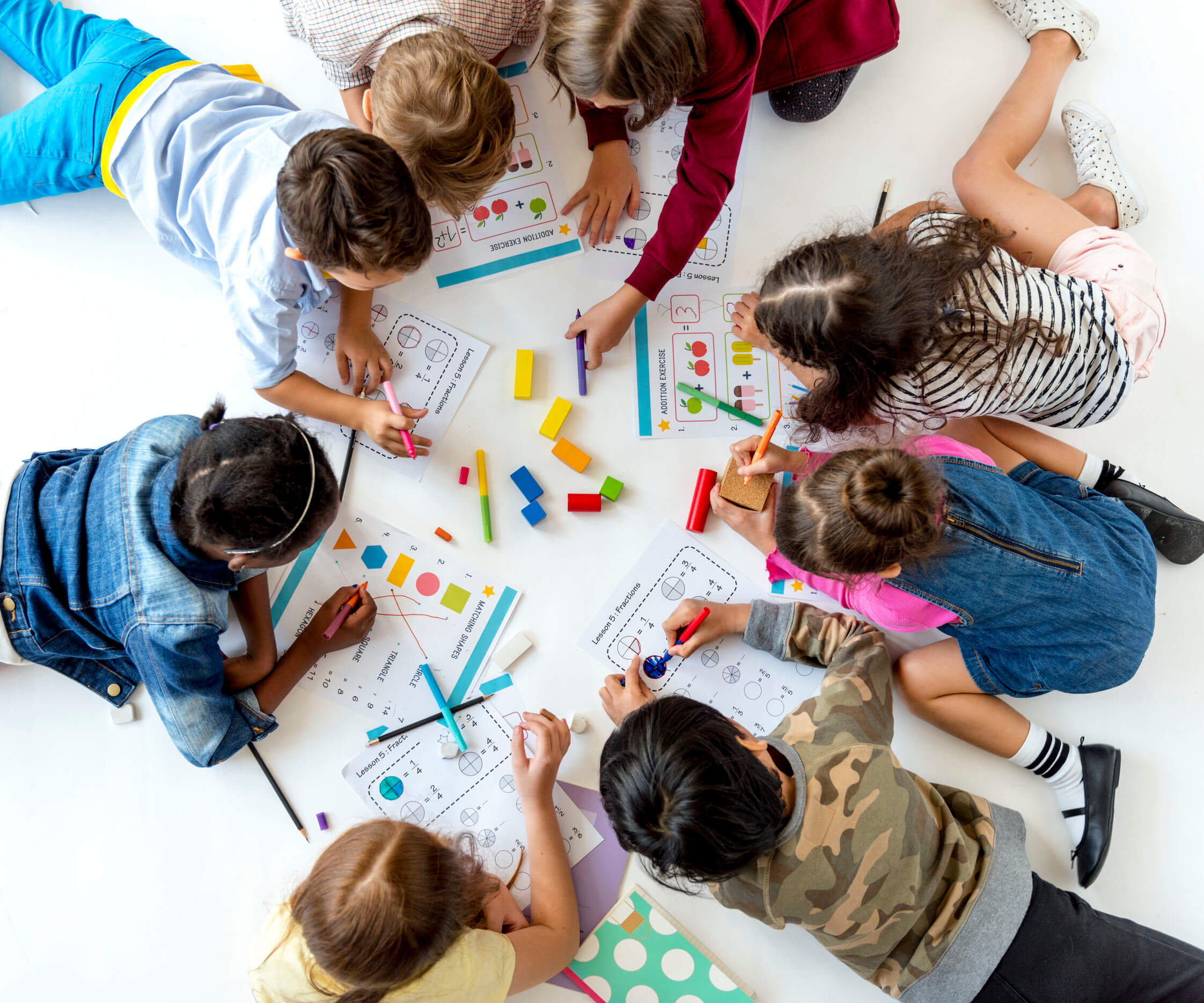 KInderen werken samen aan hun huiswerk