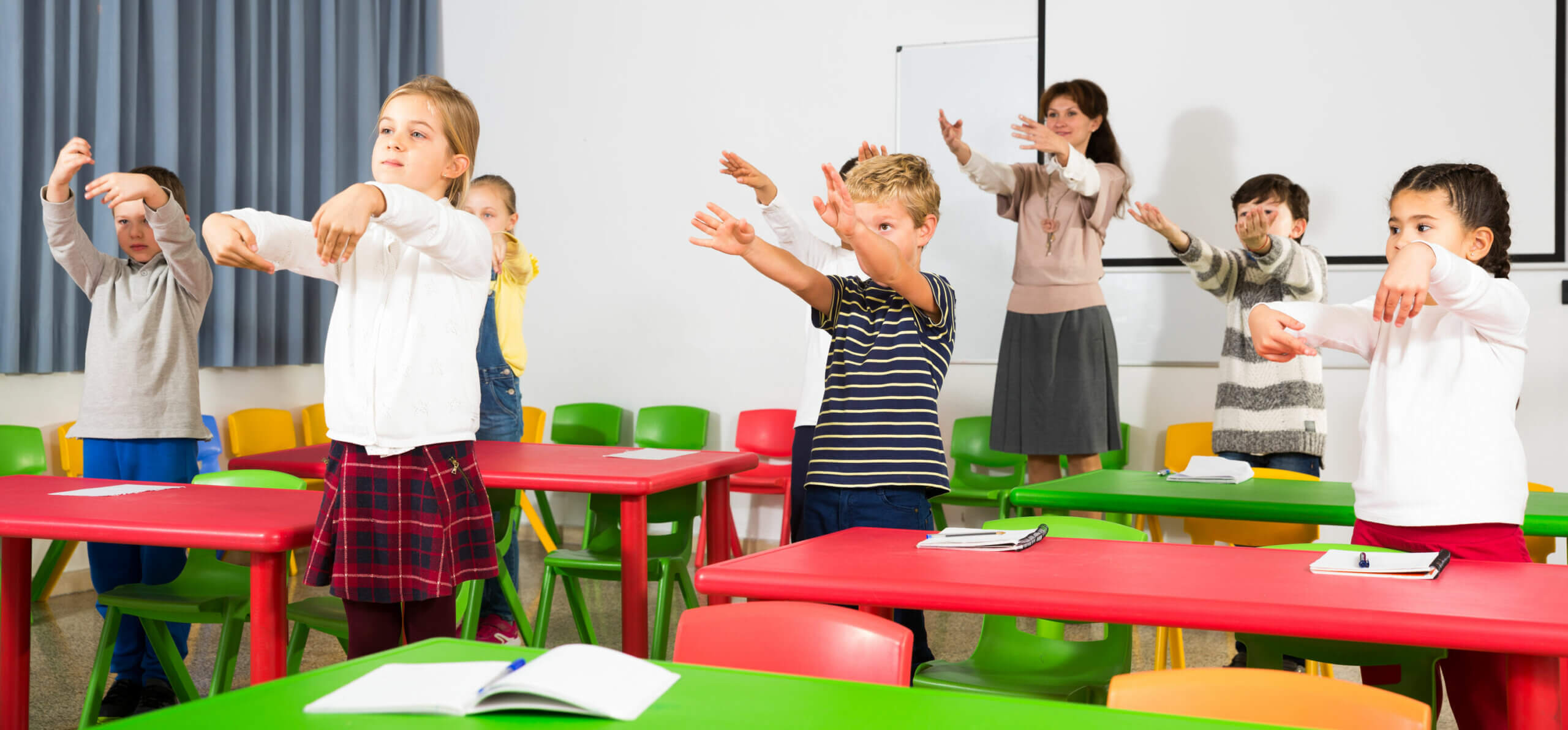 Profesora con sus alumnos en clase durante uno de los descansos activos.