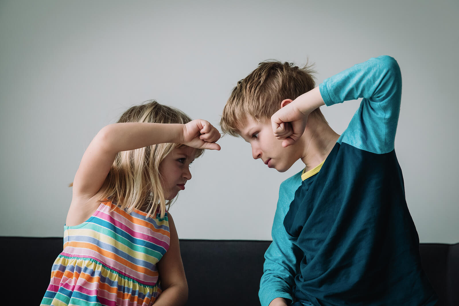 Amigos enfrentados con graves conflictos.