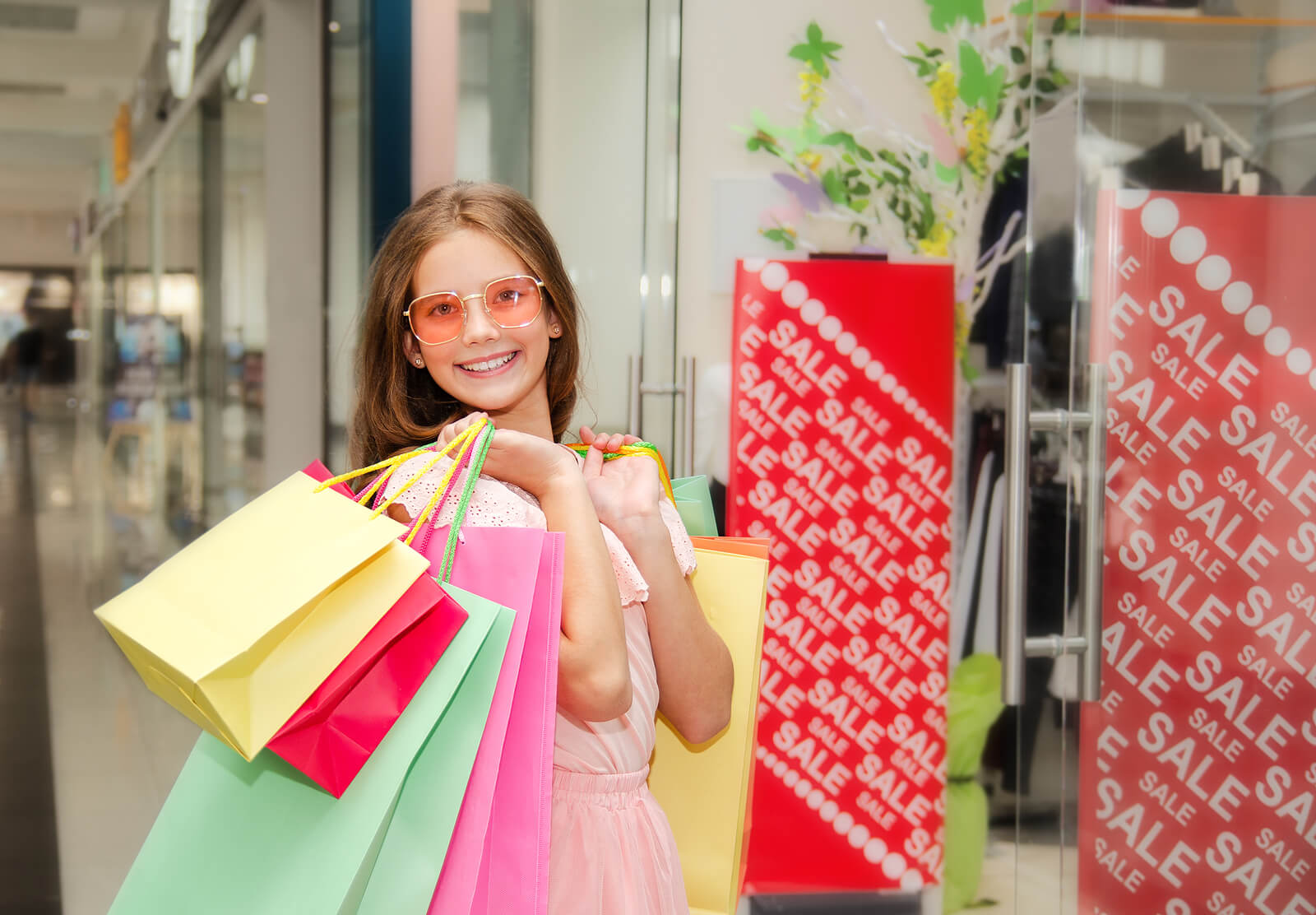 Chica adolescente adicta a las compras.