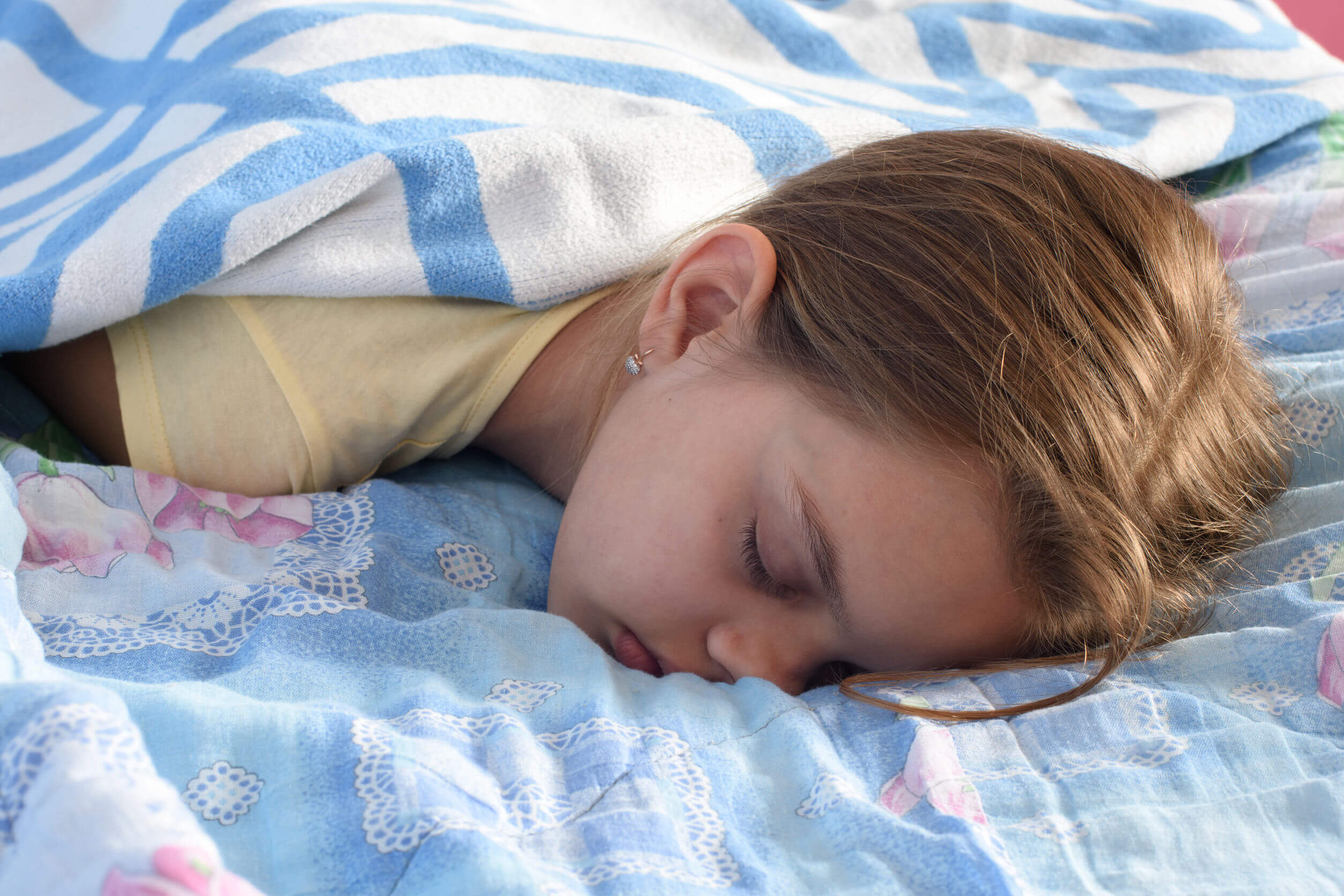 Chica adolescente dormida por la mañana debido a su mala calidad de sueño.