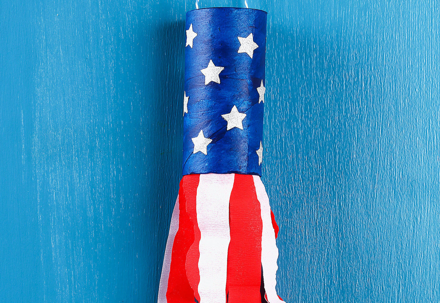 Cohete hecho con rollos de papel higiénico.