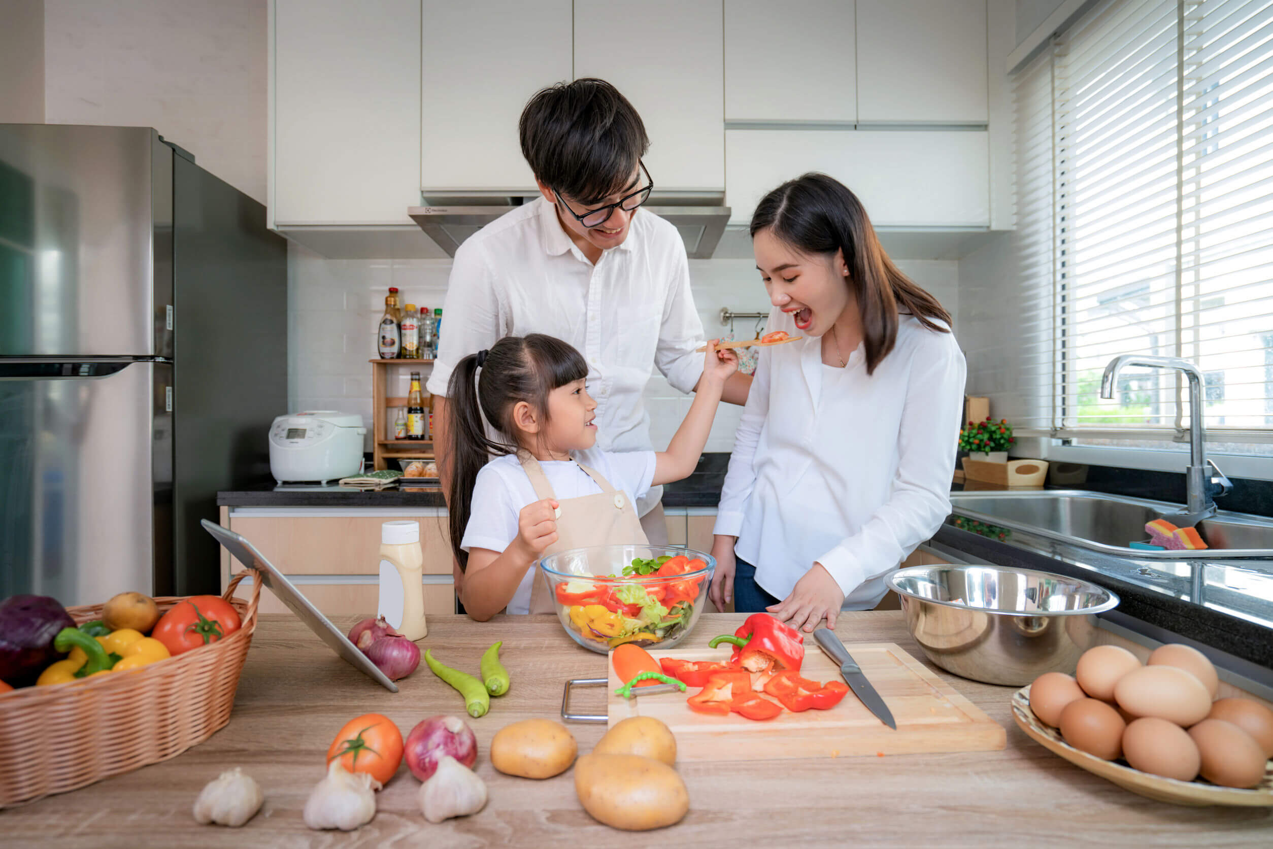 Familia cocinando unida las raciones de comida por la edad correspondiente.
