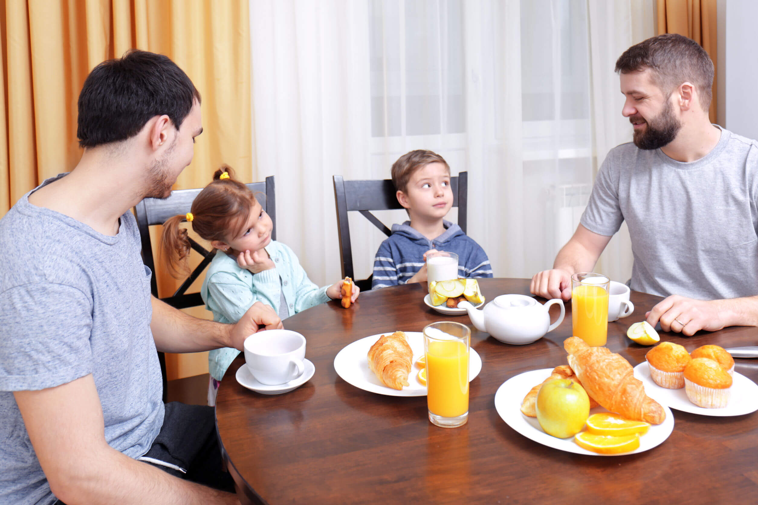 Familia desayunando y poniendo en práctica la atención plena.