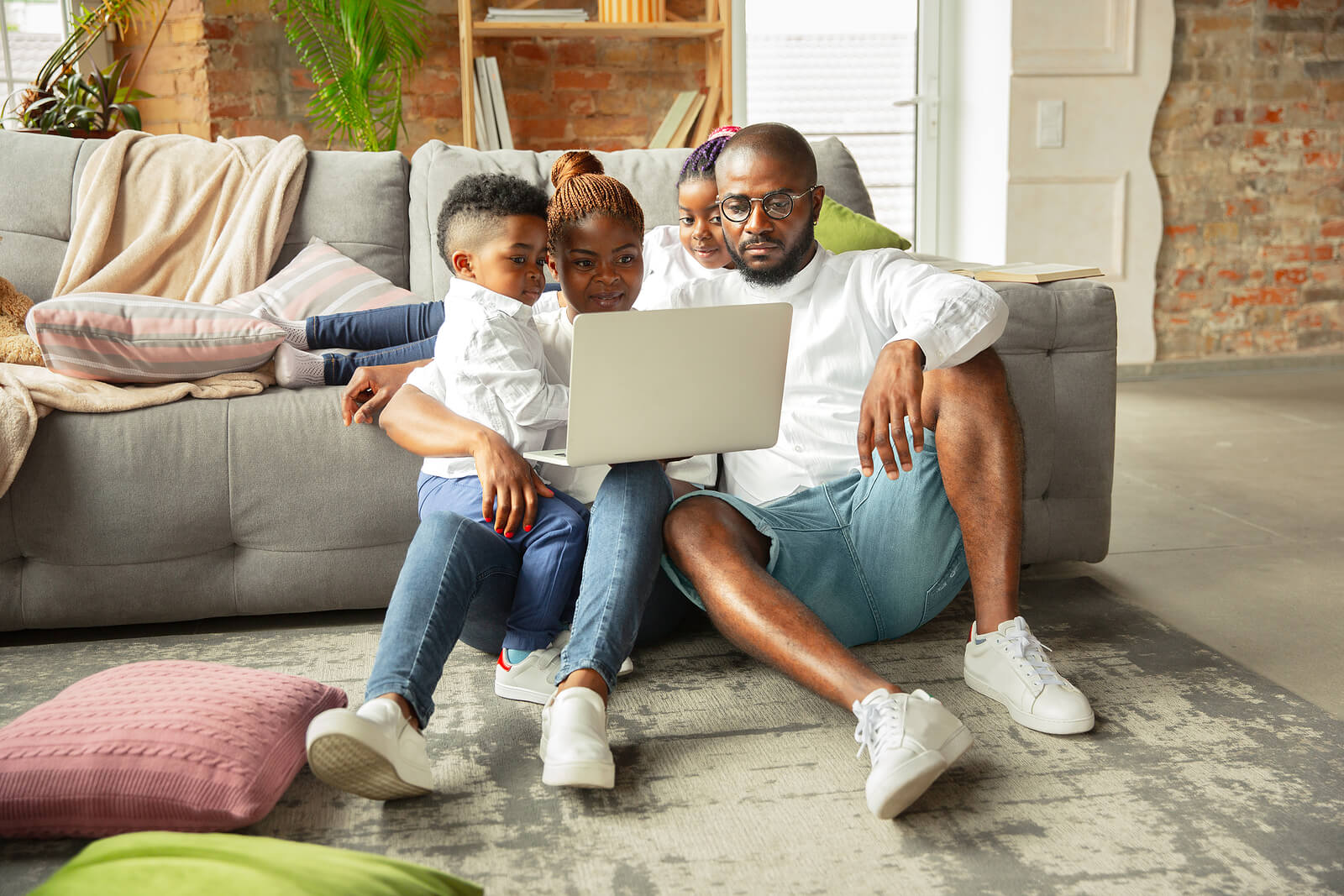 Familia creando intimidad emocional con sus hijos.