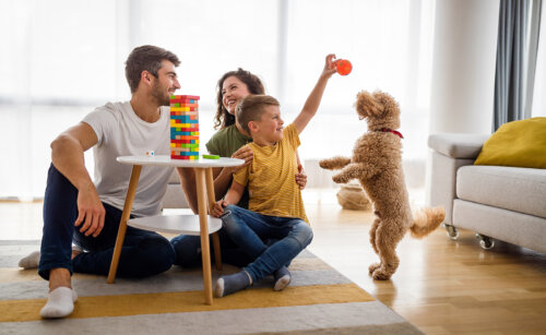 Familia pasando una tarde de juegos en casa.