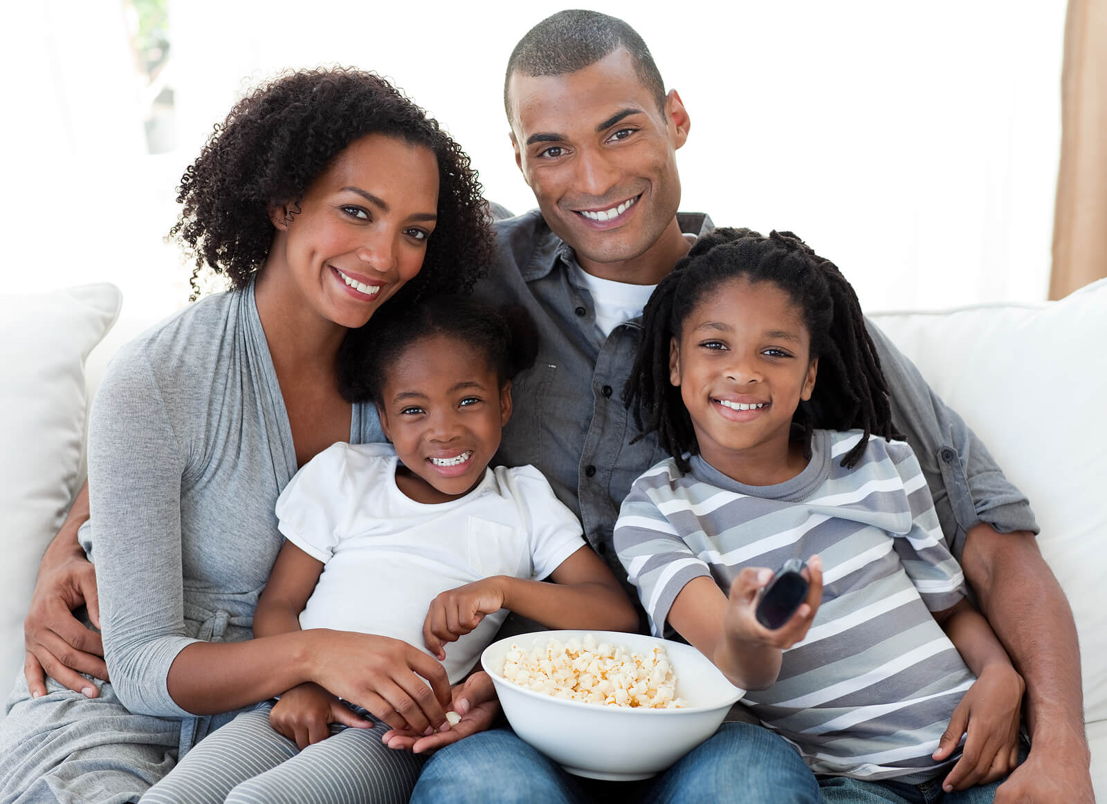 Padres con sus hijos viendo una película.