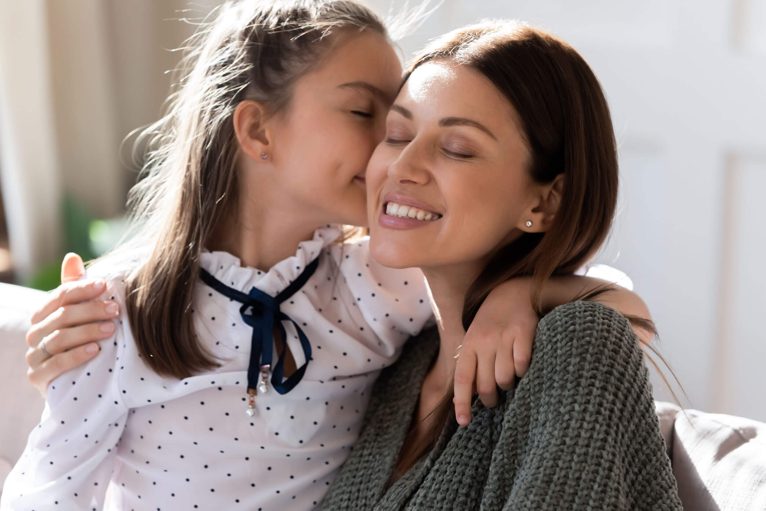 Tendresse entre une mère et sa fille.