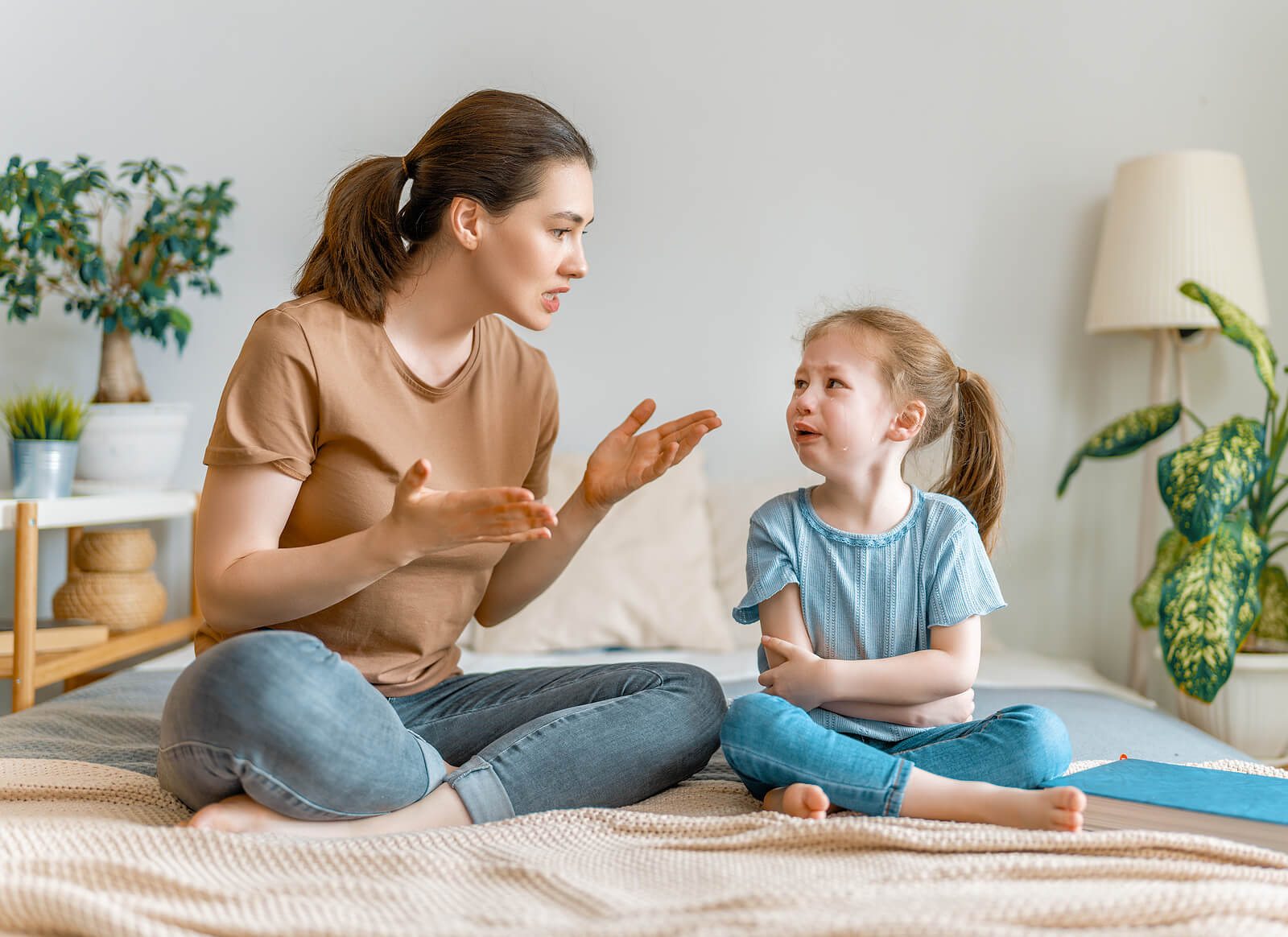 Mère gronder sa fille pendant qu'elle pleure.