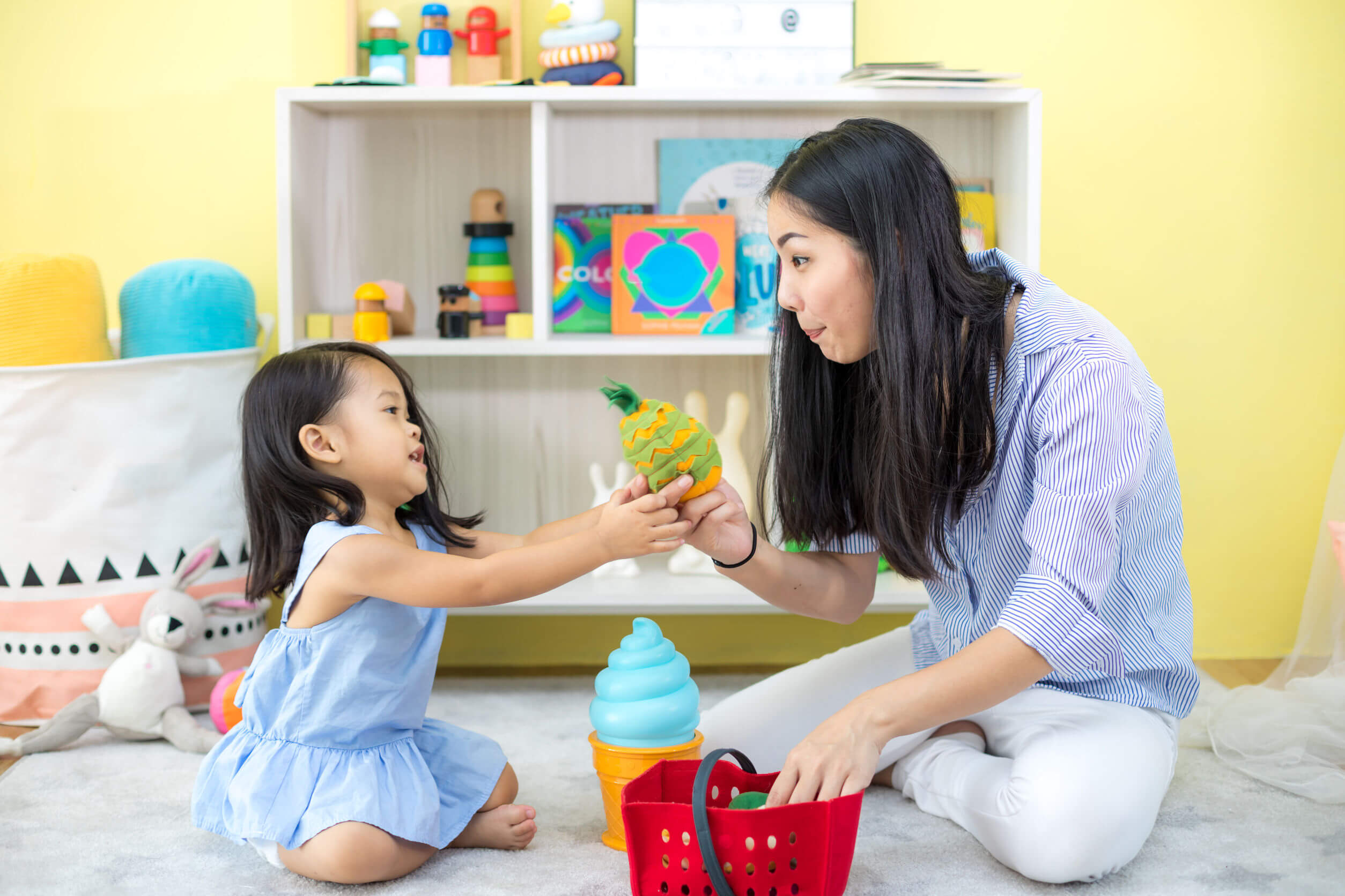 Mère jouant avec sa fille pour stimuler son langage à la maison.