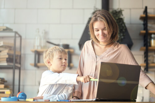 Madre e hijo poniendo en práctica la autogestión del aprendizaje.