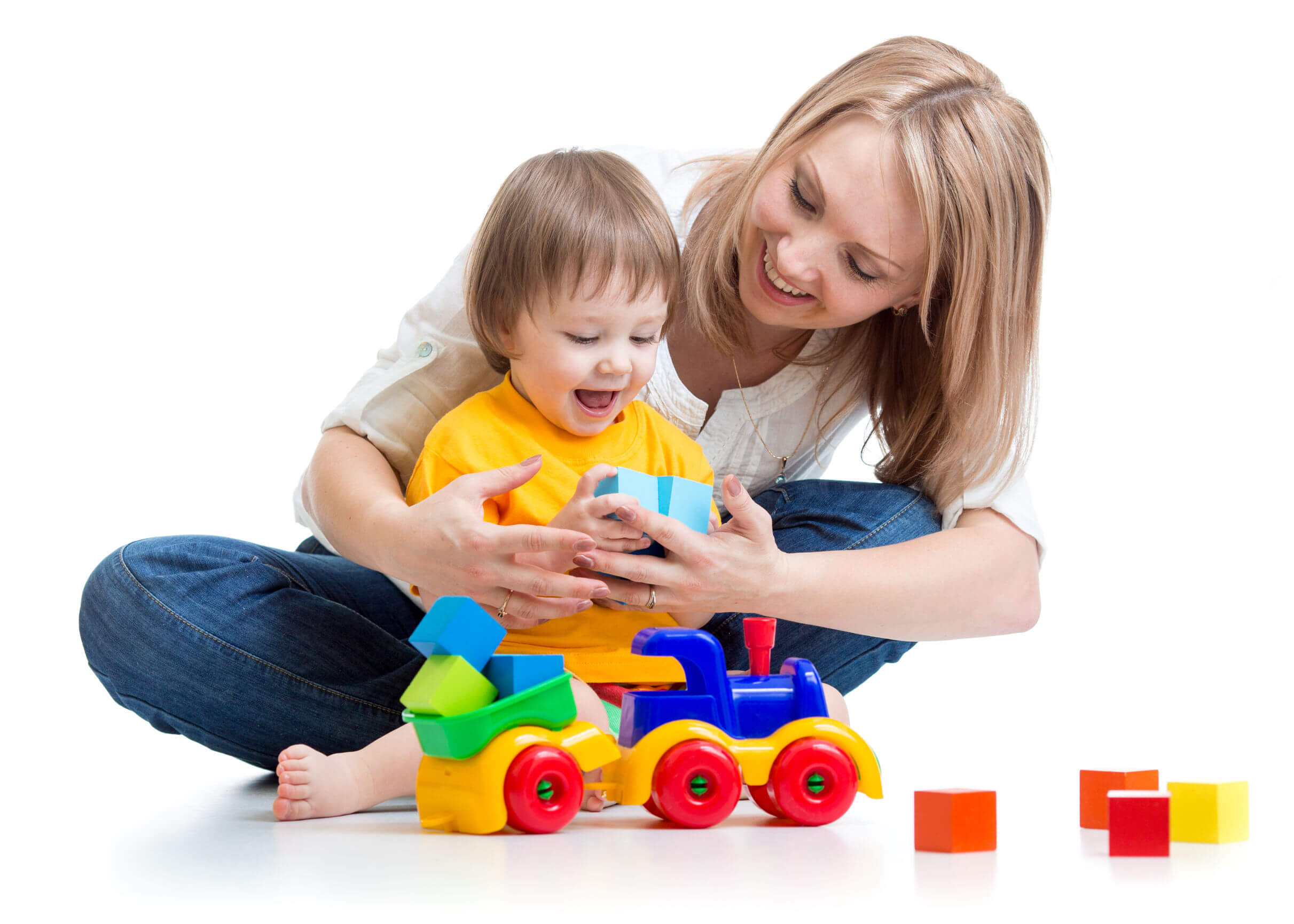 Madre practicando la estimulación en casa con su hijo mediante el juego.