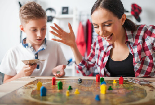 Madre e hijo jugando a juegos colaborativos.