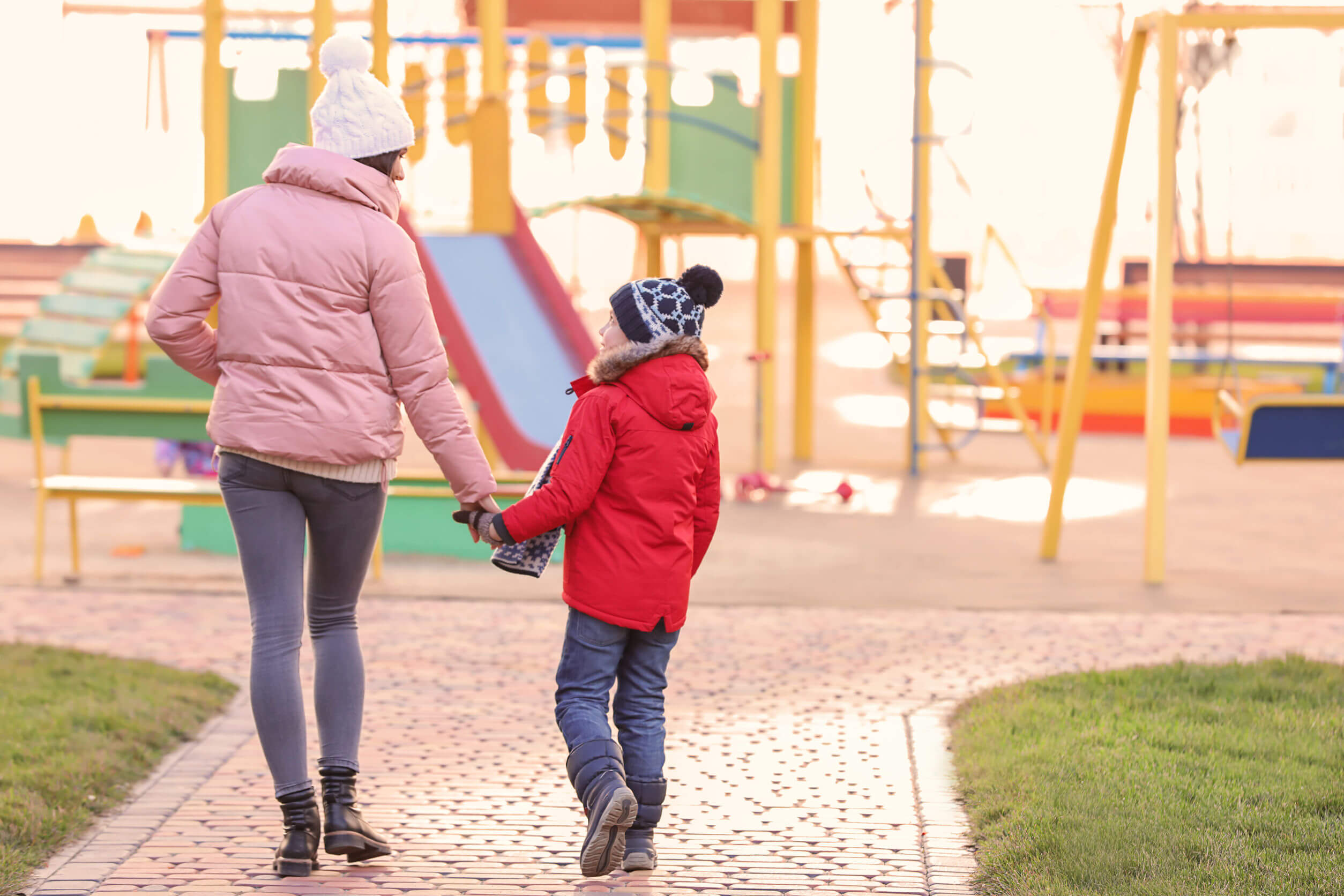 Madre dando un paseo por el parque con su hijo adoptado.