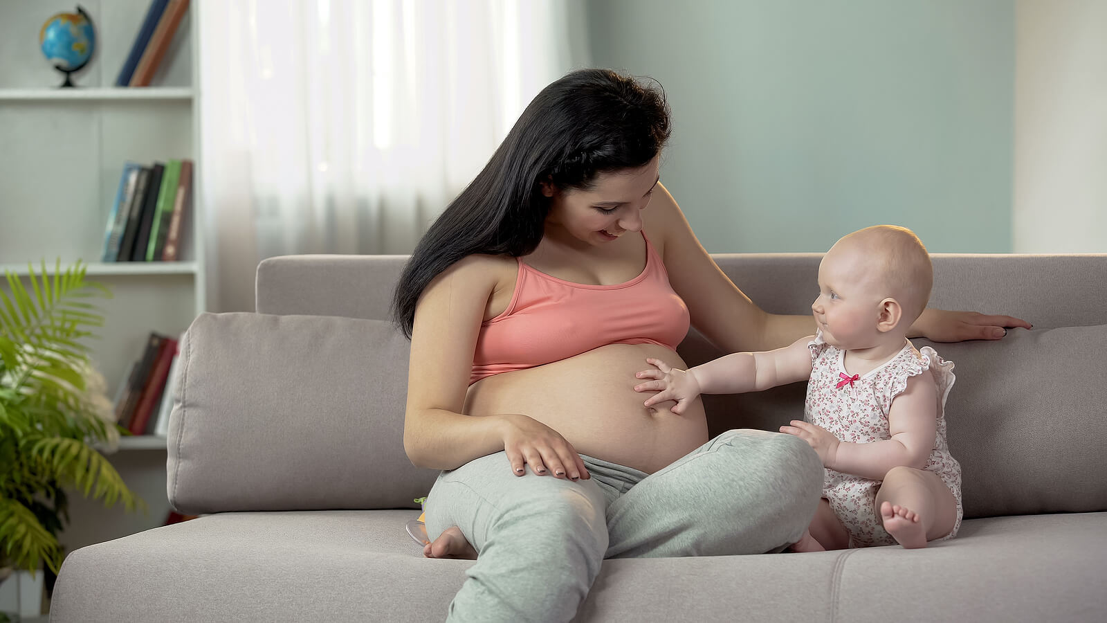 Mamá diciéndole a su hija que va a tener un hermanito.