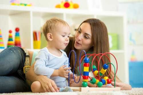 Madre jugando con su hijo para estimularlo.