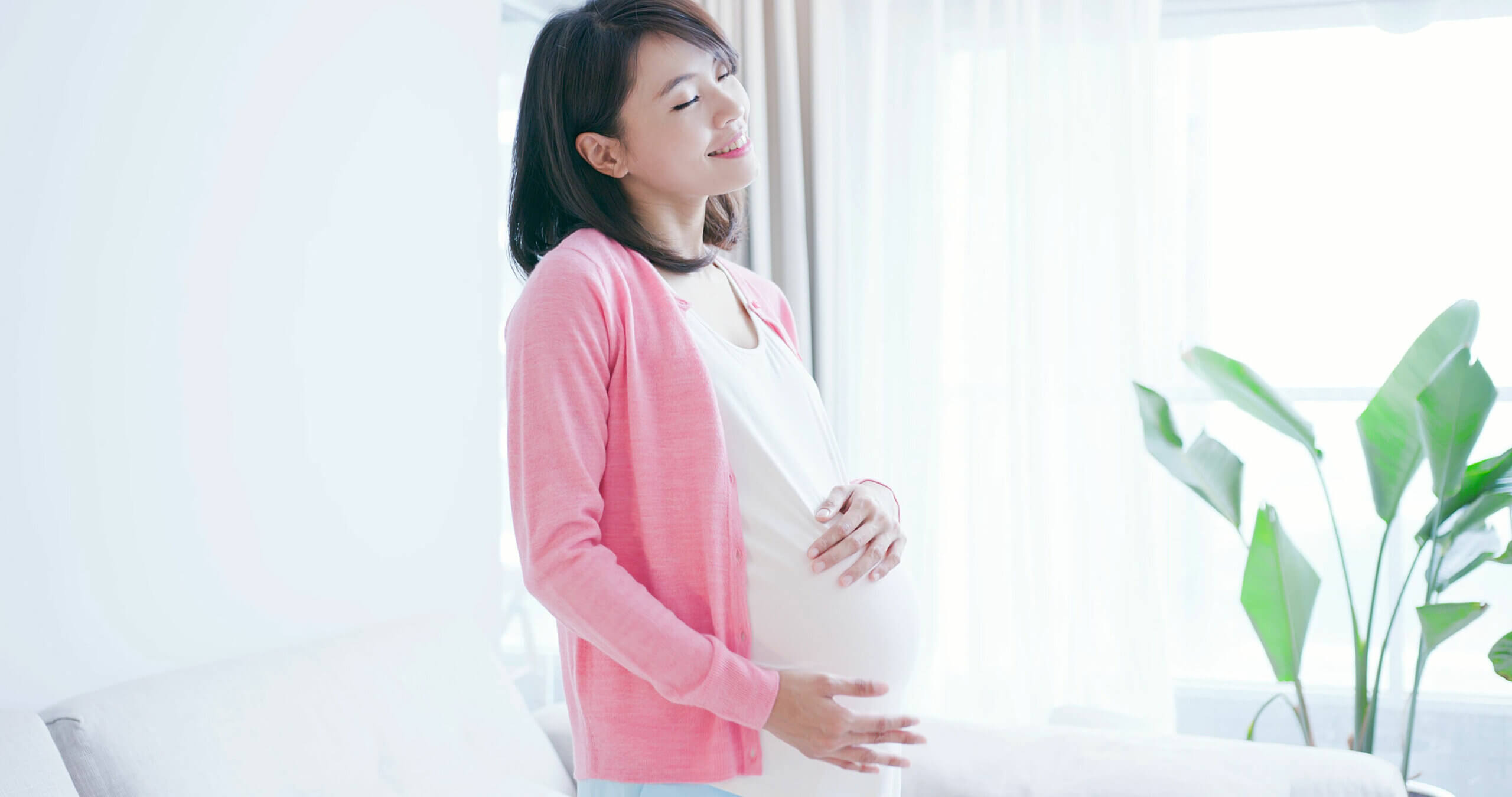 Mujer feliz con la guía de belleza durante el embarazo.