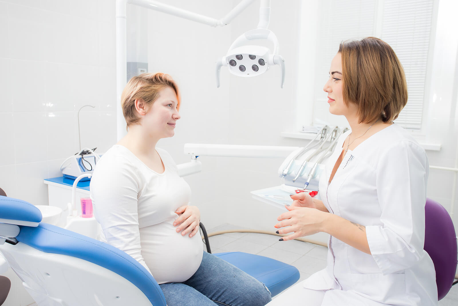 Mujer en la consulta del dentista preguntando: ¿puedo blanquearme los dientes si estoy embaraza?