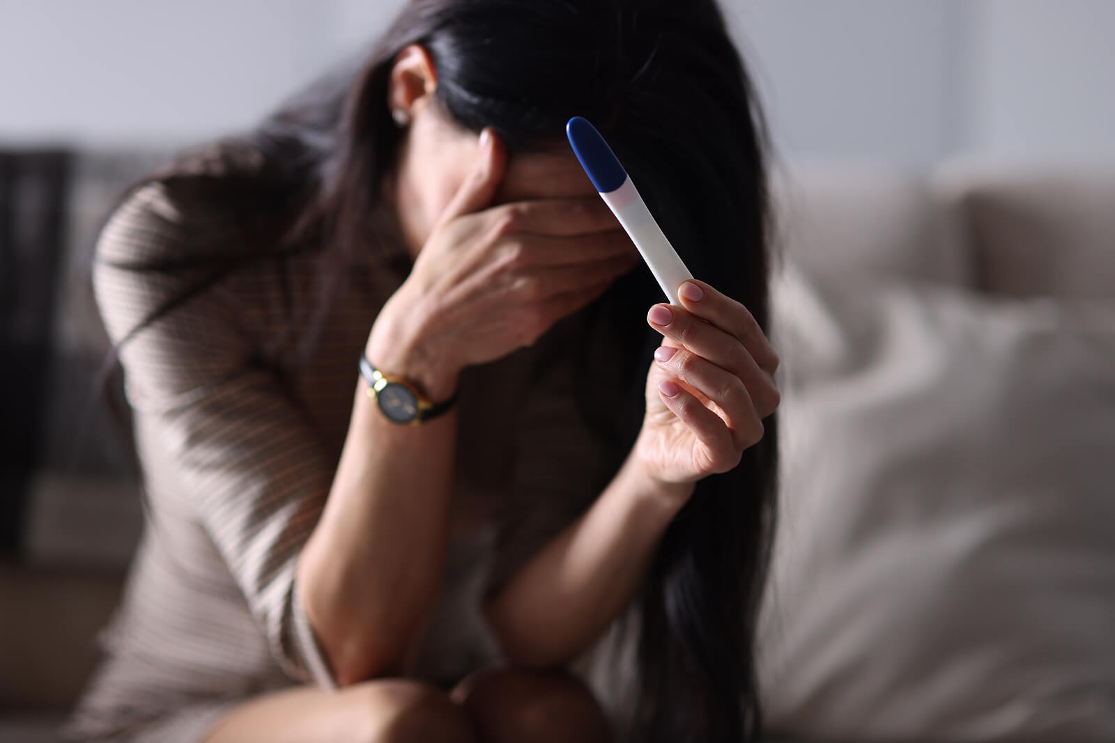 Mujer llorando porque sufre tocofobia y está embarazada.