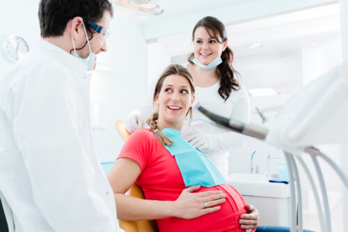 Mujer con problemas dentales durante en el embarazo en el dentista.