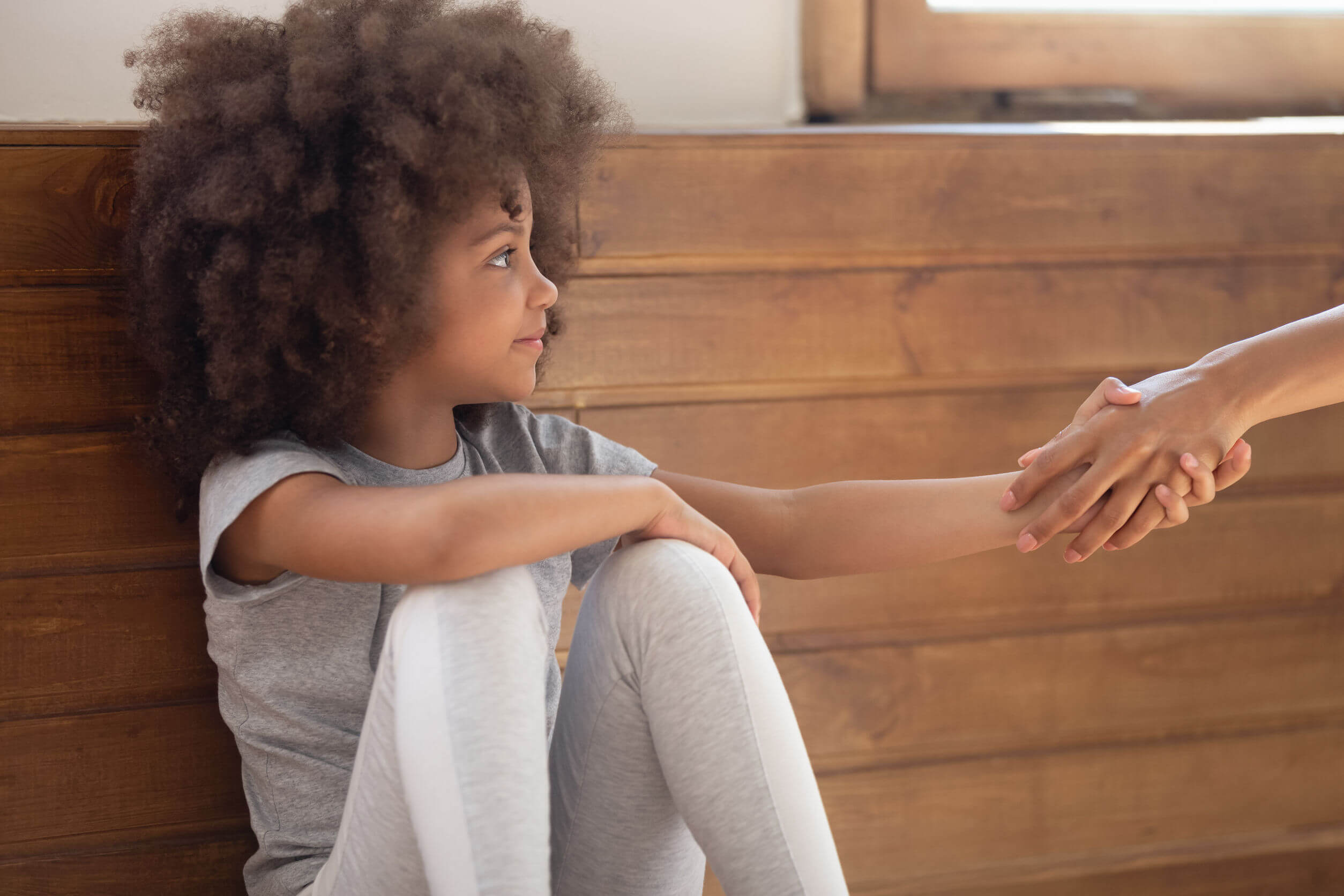 Niña aprendiendo a aceptar las críticas con ayuda de su madre.