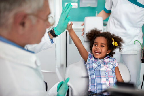 Niña contenta en el dentista.