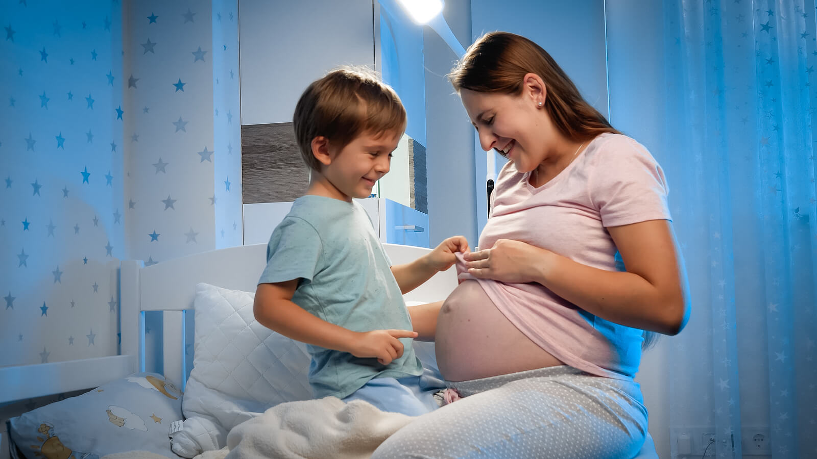 Formas originales de decirle a tu hijo que va a tener un hermanito