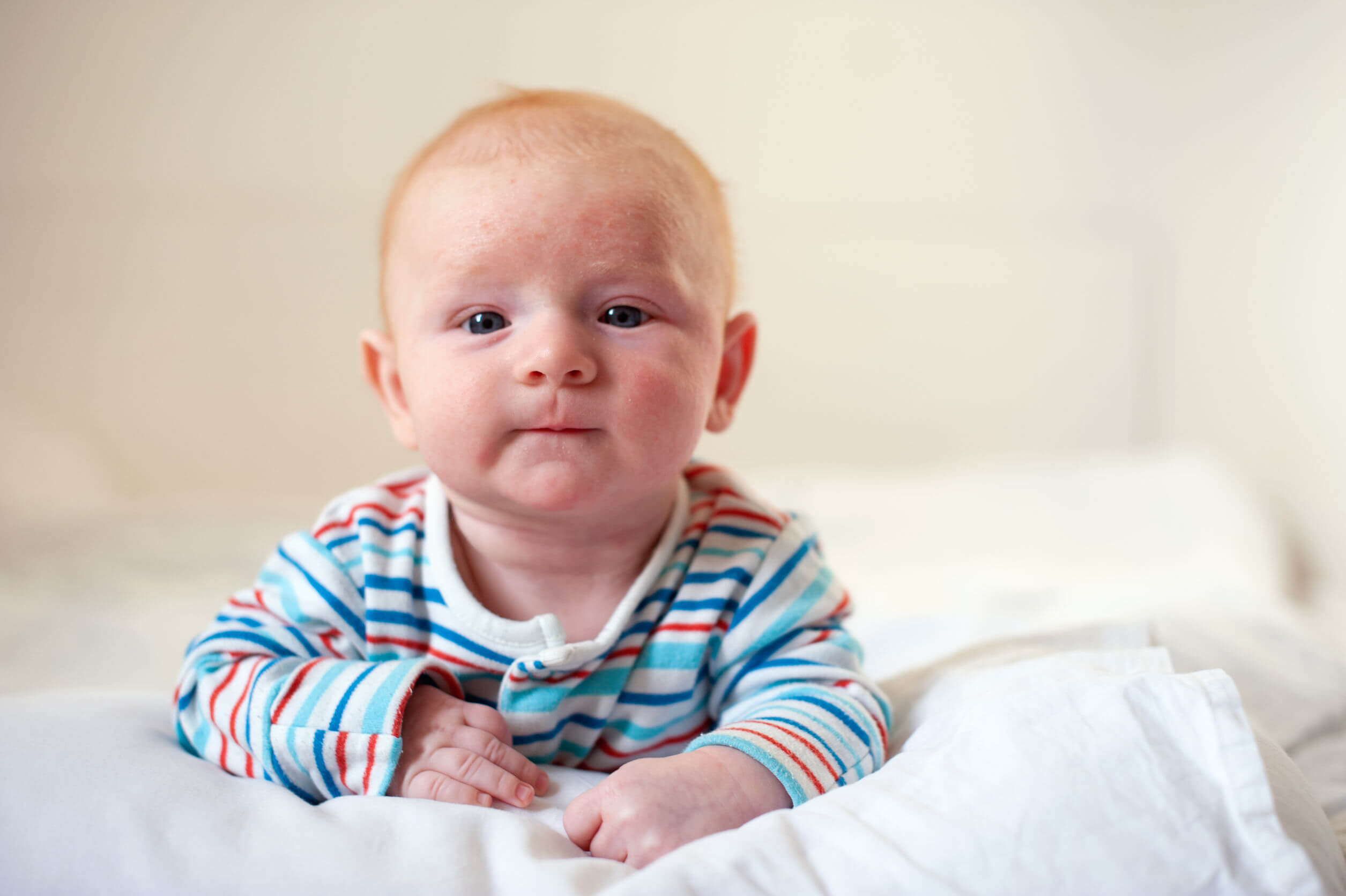 Bebé con dermatitis atópica, una de las erupciones en los niños más frecuentes.