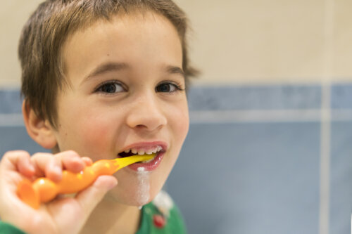 Niño lavándose los dientes.