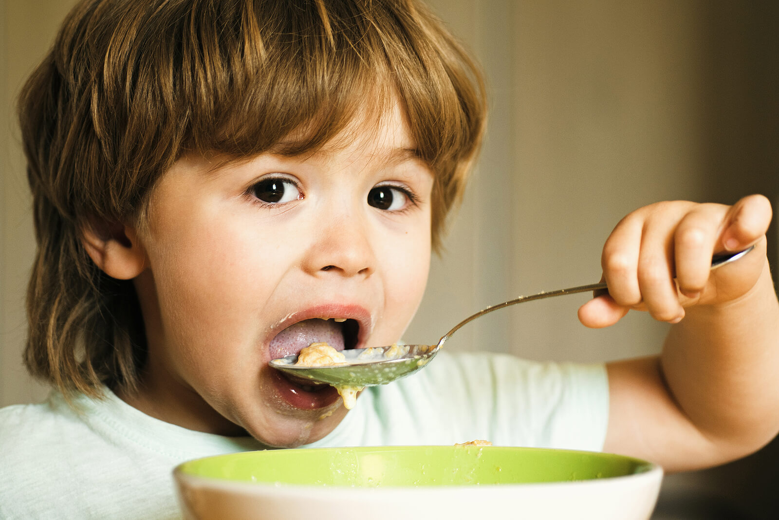 Cómo enseñar a usar los cubiertos a los niños