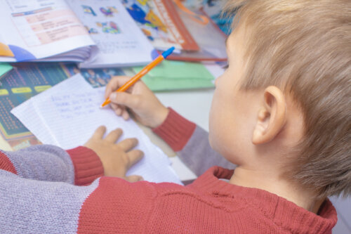 Niño practicando la escritura a mano.