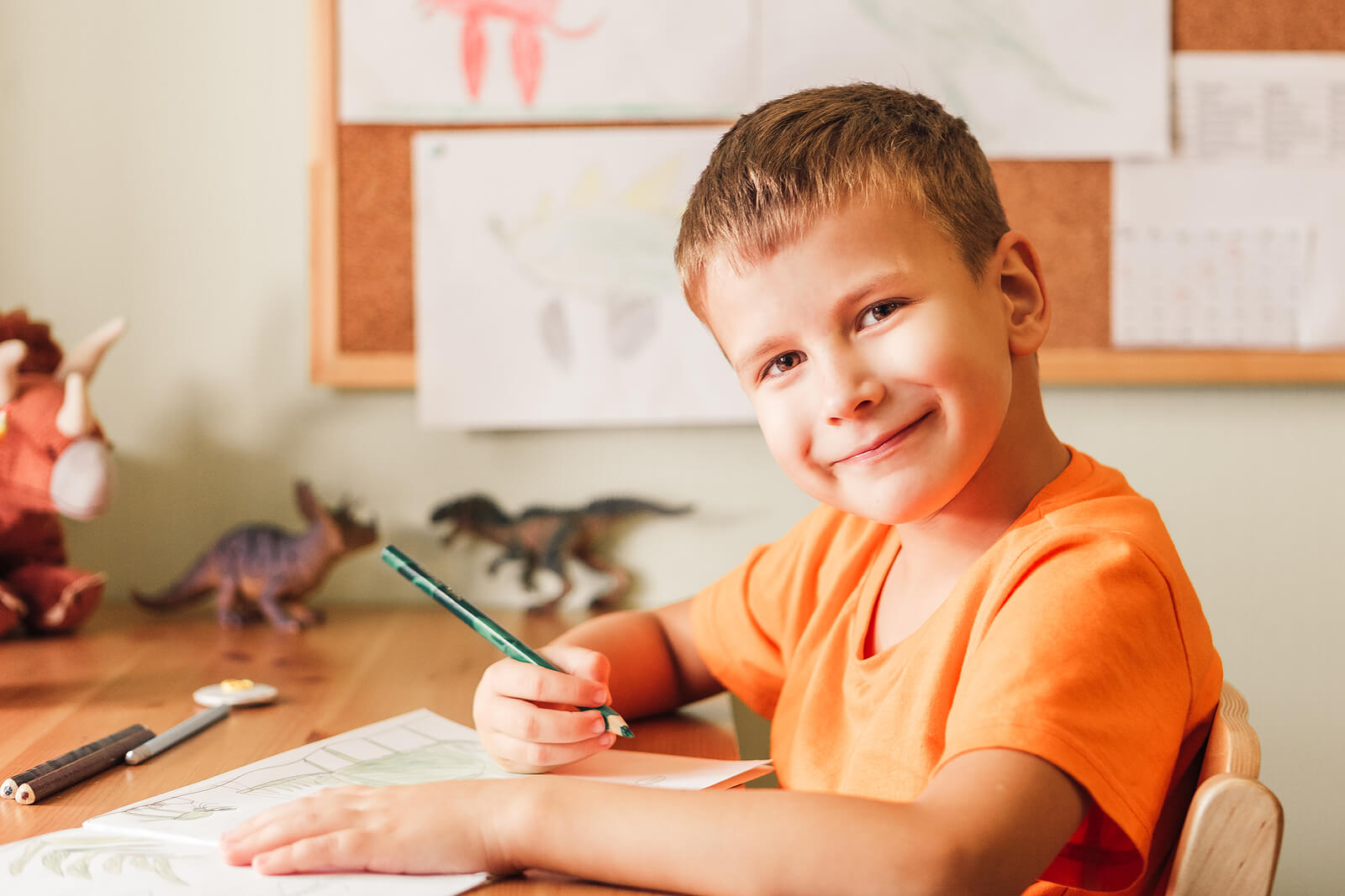 Niño aprendiendo a escribir a mano.