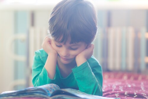 Niño leyendo cómics.