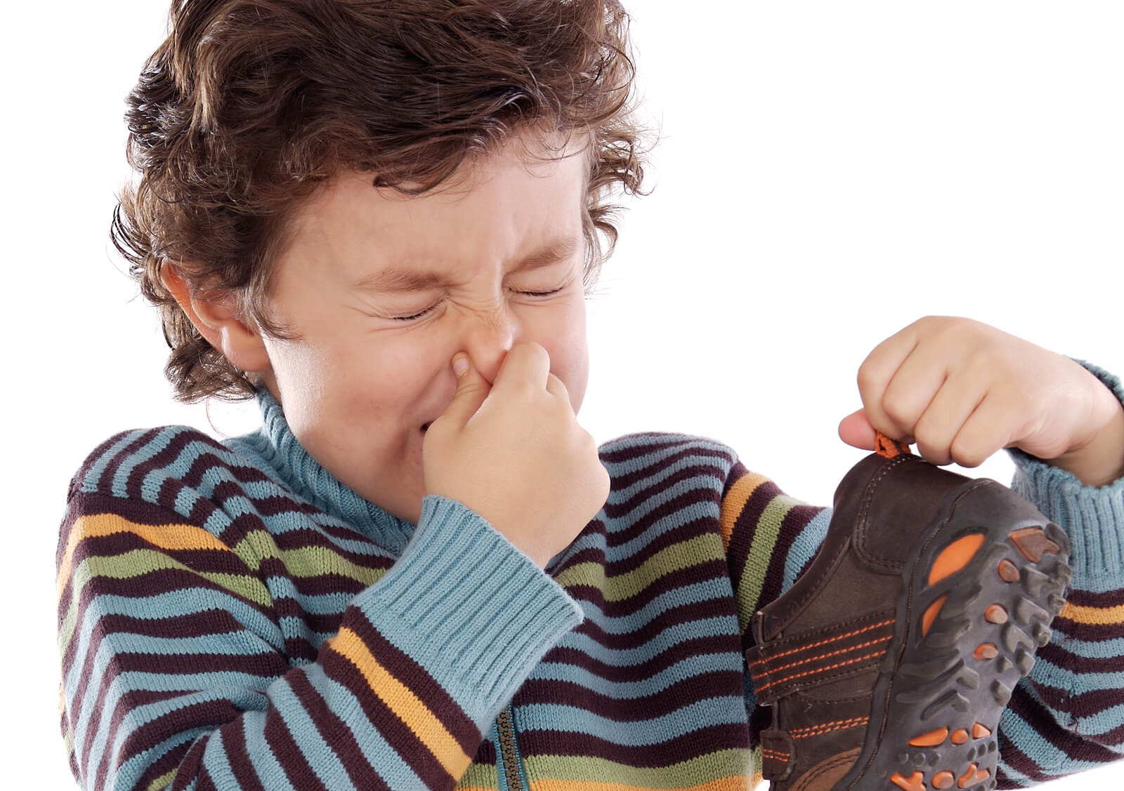 Enfant avec le nez bouché car ses chaussures sentent très mauvais.