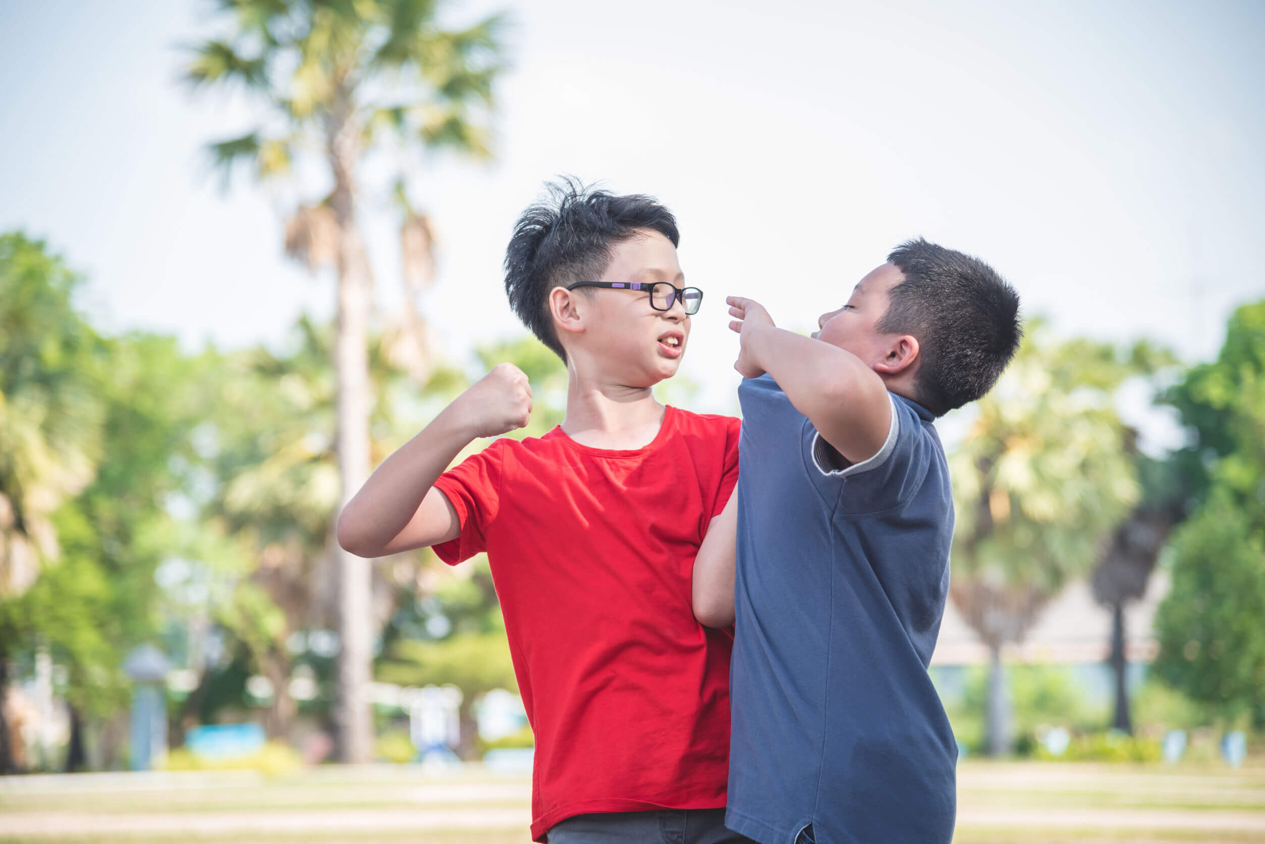 Niño violento pegando a un compañero.